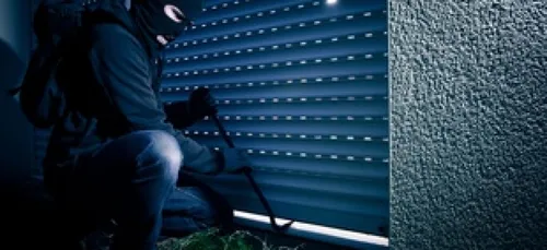 Des cambrioleurs forcés d'appeler la police à cause de la fureur...