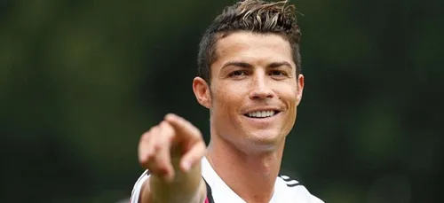 Vidéo: Quand une femme défie Cristiano Ronaldo aux jongles