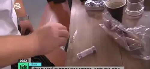 Un chef grillé en train de se faire un rail de coke dans une...