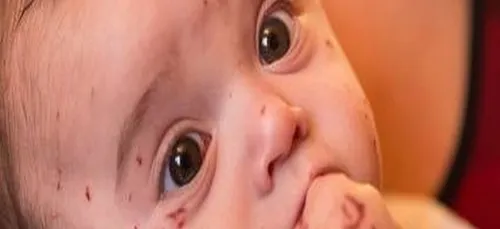 Une fillette de 7 ans s'acharne contre un bébé de 4 mois (vidéo)