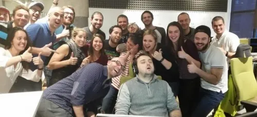 Pour son premier jour de stage, Il pique un somme, ses collègues en...