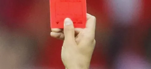 Expulsé pendant un match de foot, le joueur mécontent revient sur...