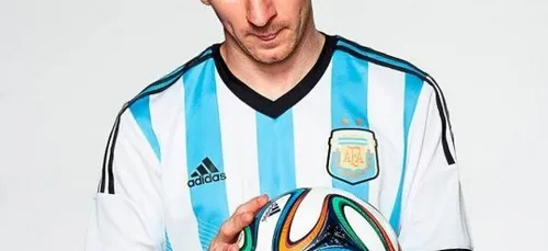 Lionel Messi assomme une supportrice !!