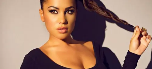 Milla (Les Anges 9) nous montre ses fesses afin de prouver qu'elle...