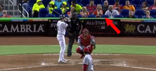 Cette supportrice de Base-Ball use d'une drôle de technique afin de...