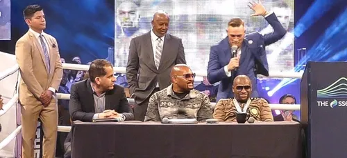 En pleine conférence de presse, Conor McGregor fou une baffe à...