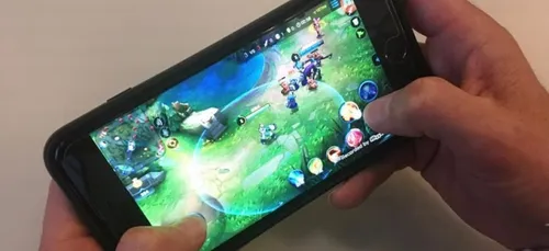 Une chinoise perd son oeil droit après avoir bien trop joué sur son...