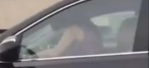 Un couple surpris en train de faire l'amour... Dans une voiture en...