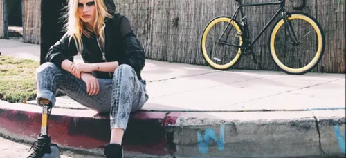 Lauren Wasser, amputée d'une jambe à cause d'un tampon, pourrait...