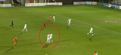 En plein match de foot, ces deux joueurs se mettent des paires de...