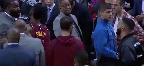 En plein match de NBA, Drake s'embrouille avec un joueur de...