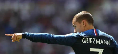 Pourquoi Antoine Griezmann est le seul joueur en manches longues ?...
