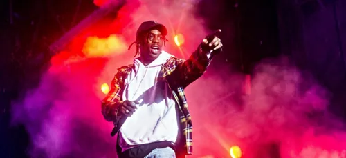 Travis Scott se casse le genou en plein concert ! (Vidéo)