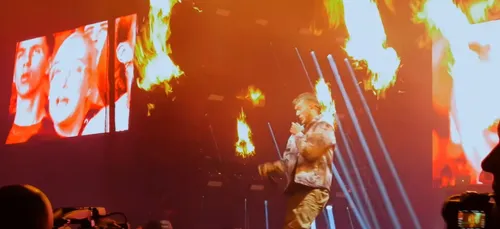 Vald : sur le point de prendre feu en plein concert ! [VIDÉO]