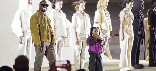 A 6 ans North West donne un mini concert à la Fashion Week de Paris...