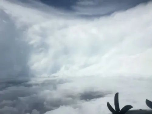 Ouragan Melissa : des images impressionnantes captées au cœur de la...