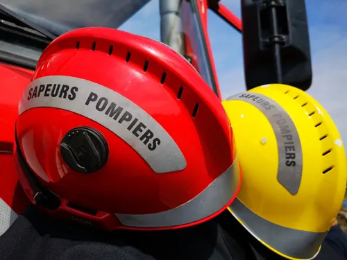 Une minute de silence pour saluer "le dévouement" des pompiers