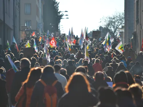 Plus de 2000 manifestants dans les rues du département