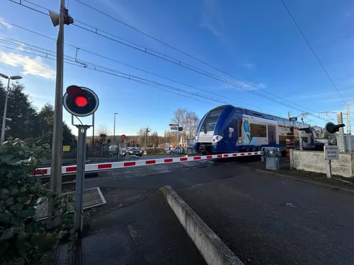 🔊Le passage à niveau de Saint-Piat à proximité de la gare a...