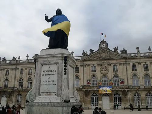 Nancy : la statue de Stanislas porte le drapeau ukrainien