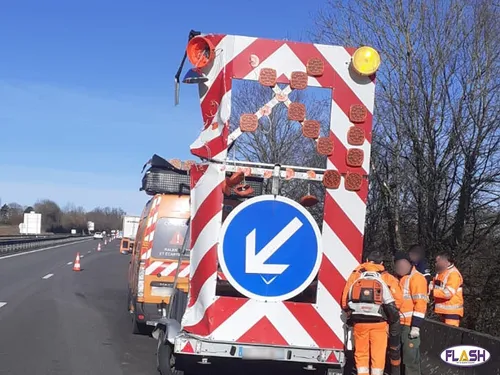 Une flèche lumineuse percutée par un poids lourd