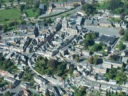 Vervins : la rénovation de la toiture de l’église fortifiée