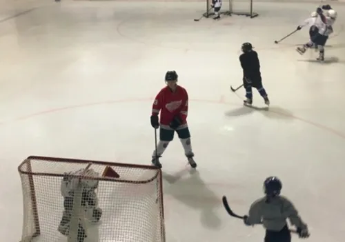 Vivre le "rêve canadien" grâce au hockey sur glace.