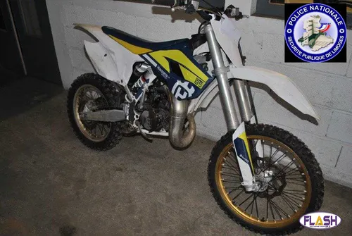 Pour prendre la fuite, il fonce en moto sur des policiers