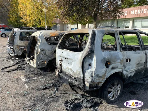 Feu de véhicules et incendie volontaire dans un immeuble