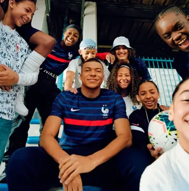 Football : les nouveaux maillots de l’équipe de France dévoilés