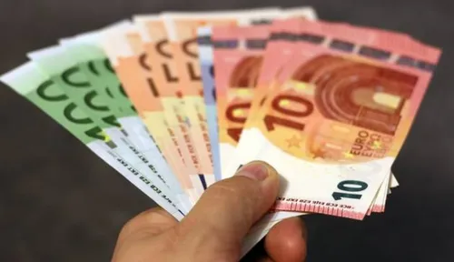 Elle trouve 500 000 € dans la cave de l’appartement dont elle vient...