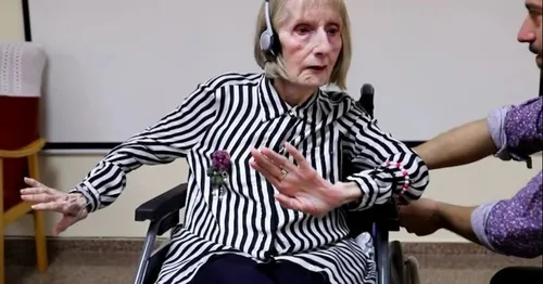 Cette ex-ballerine, souffrant d’Alzheimer, se remémore son passé en...