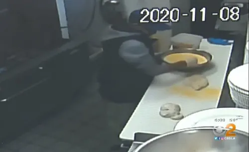 En plein cambriolage d’un restaurant, le voleur passe en cuisine se...