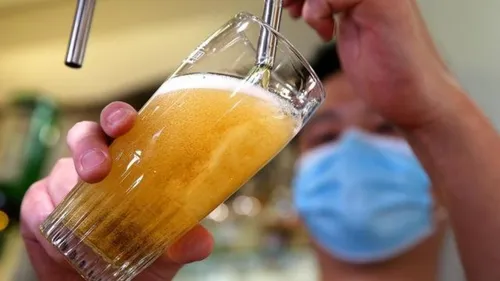 Il commande une bière et laisse une pourboire de 3 000 dollars pour...