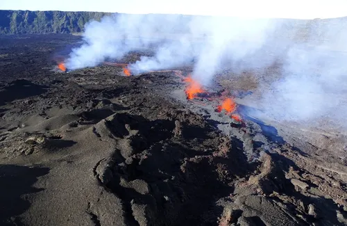 Le Piton de la Fournaise à la Réunion entre en éruption pour la...