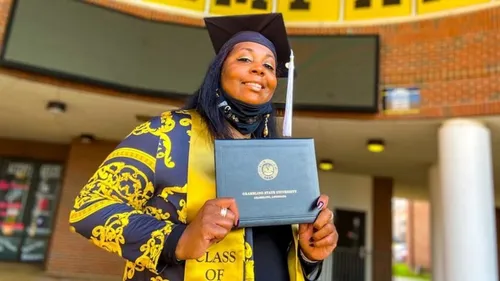 Une mère célibataire de 5 enfants a repris ses études et obtenu son...