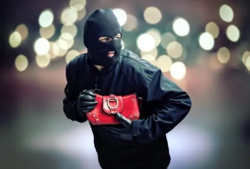 À 80 ans, une mamie met en fuite deux voleurs grâce à ses...