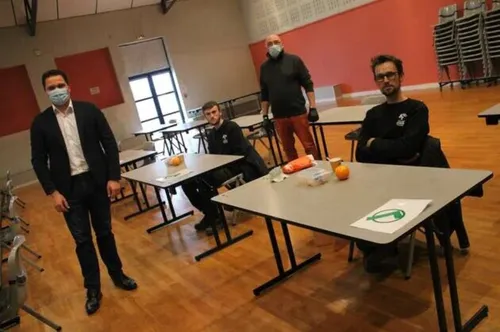 Pour éviter que les ouvriers du bâtiment mangent dans le froid, un...