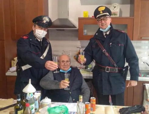 Un homme de 94 ans se retrouve seul le jour de Noël, il appelle les...