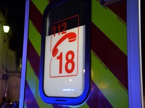 Un véhicule percute un mur, une personne grièvement blessée