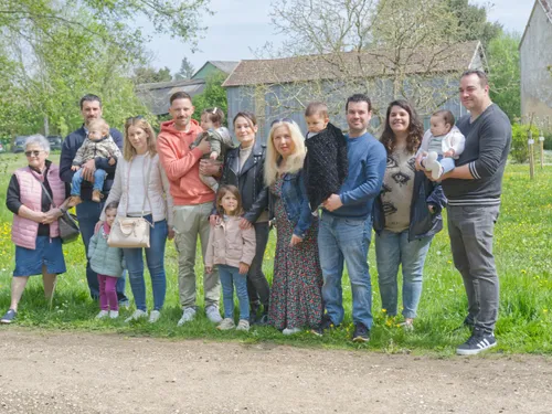 Enfant et arbre unis pour la vie à Illiers-Combray