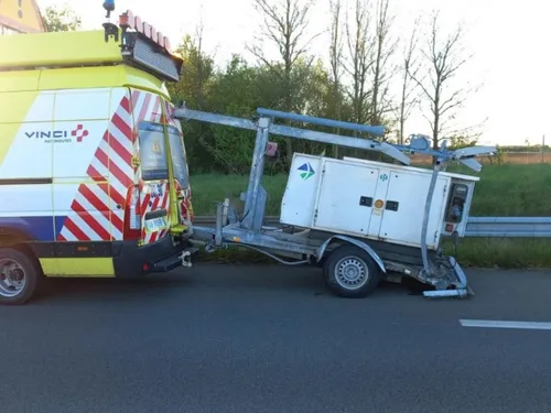 Un véhicule d'intervention percuté sur l'A10