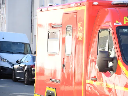 Une voiture sur le toit à Brou