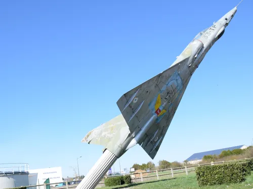  🔊Symbole de l'Armée à Châteaudun, cet avion est mal en point