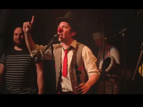 Des clowns et des musiques des Balkans