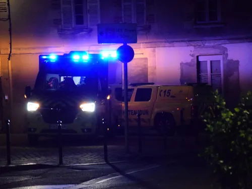 Une voiture s'encastre dans un poteau électrique