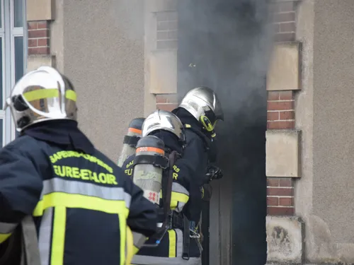 L'étage et la toiture d'une maison ravagés par un incendie