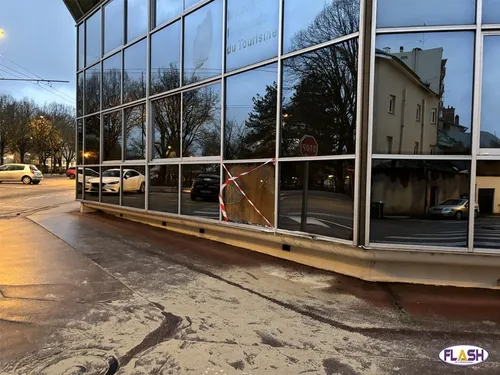 Une voiture termine dans une vitrine, des policiers caillassés