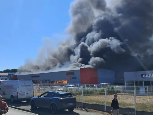  Incendie spectaculaire dans le magasin Moulinjeune de motoculture...