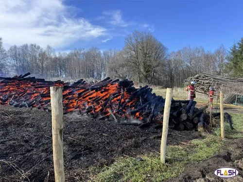 Incendie dans un stock de bois à Bussière-Galant